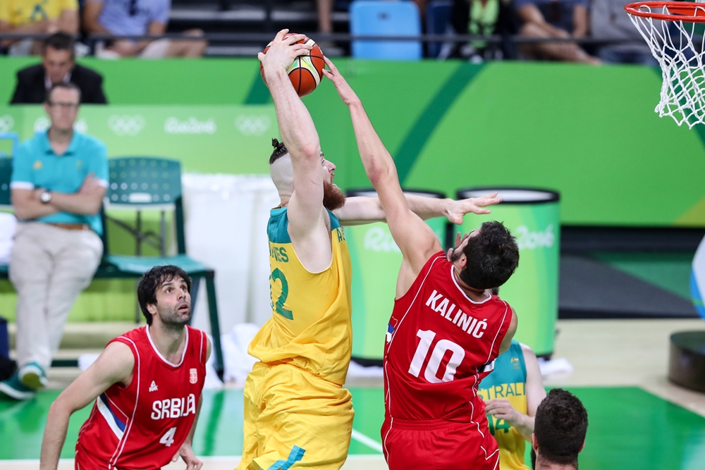 Aron Baynes - Australien - Nikola Kalinic - Serbien - OL 2016 - FIBA.com