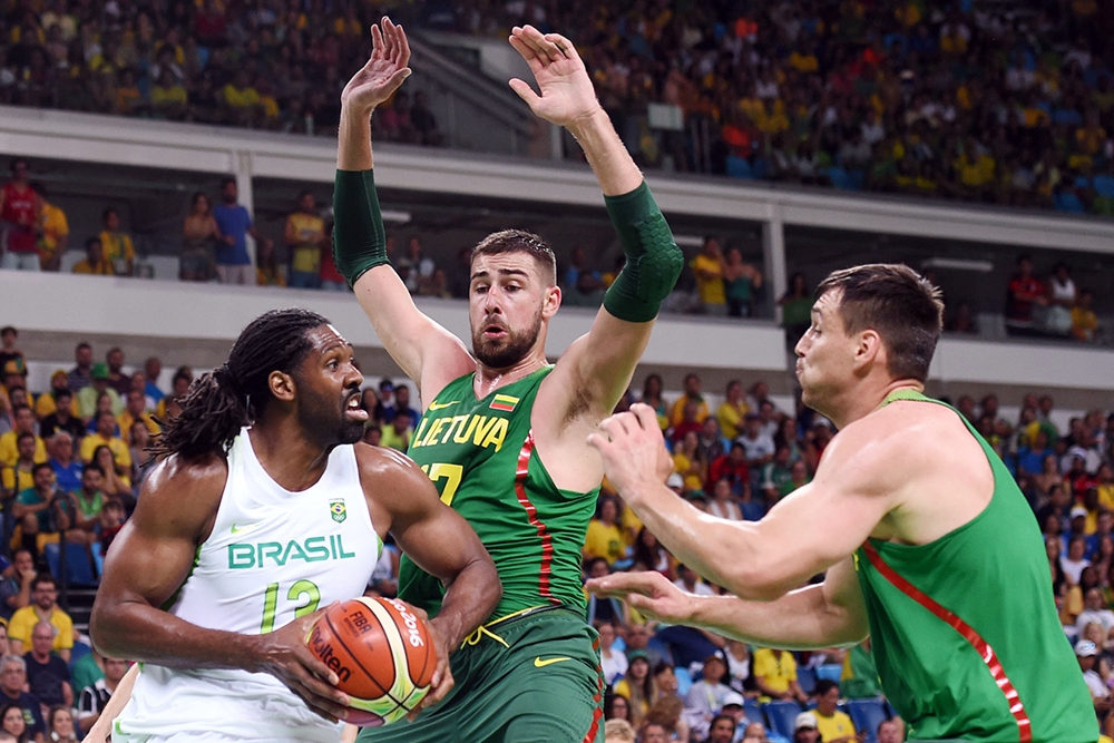 Nene Hilario - Brasilien - Jonas Valanciunas - Litauen - OL 2016 - FIBA.com