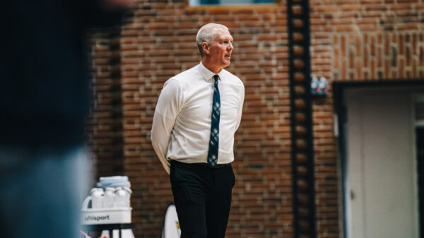 Steve Hanson på trænerposten for BK Vejen.