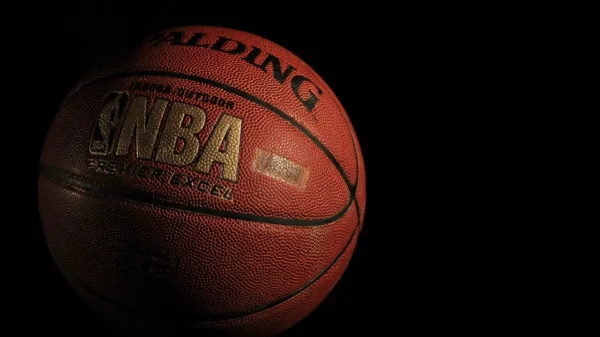 NBA basketball med mørk baggrund