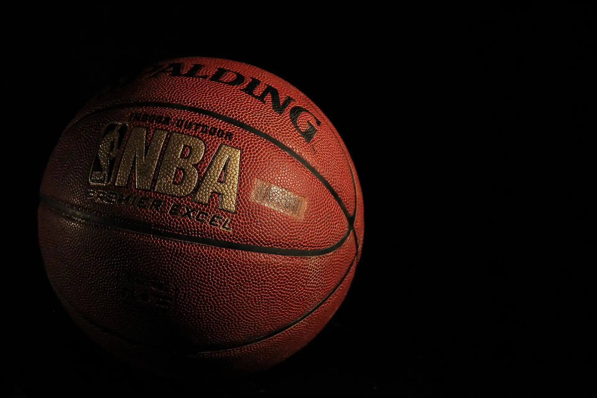 NBA basketball med mørk baggrund